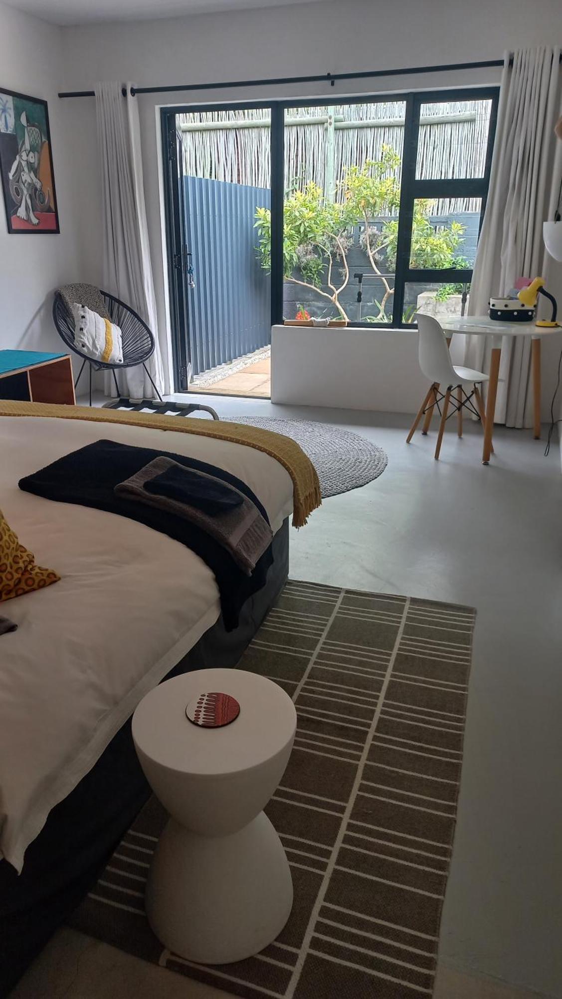 Yellow Door Apartment *